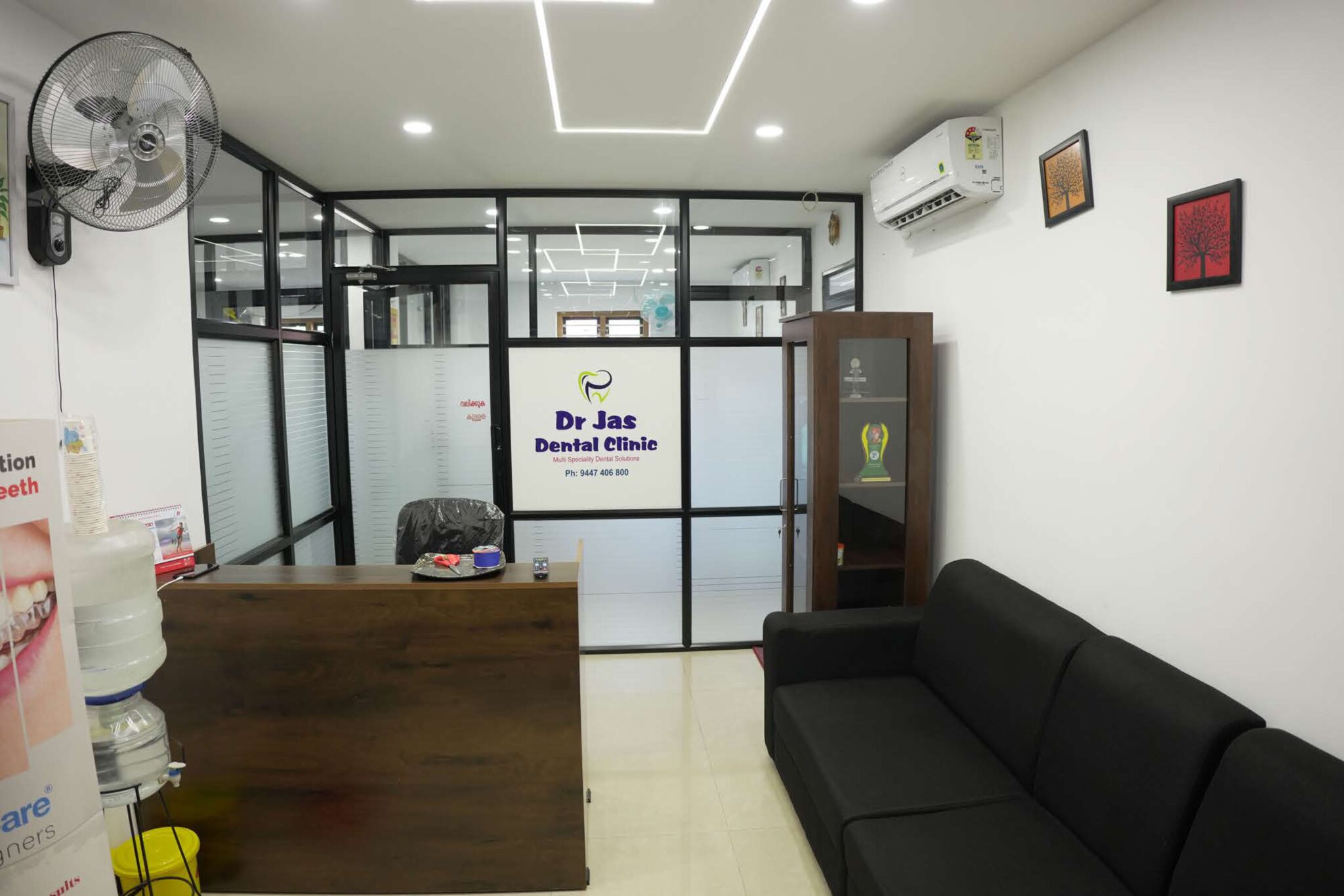 Dr Jas Dental Clinic interior – modern waiting area in Pezhakkappilly